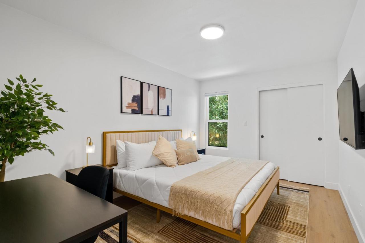 Chic Uptown Phoenix Home - Pool Table & Perfect Location エクステリア 写真